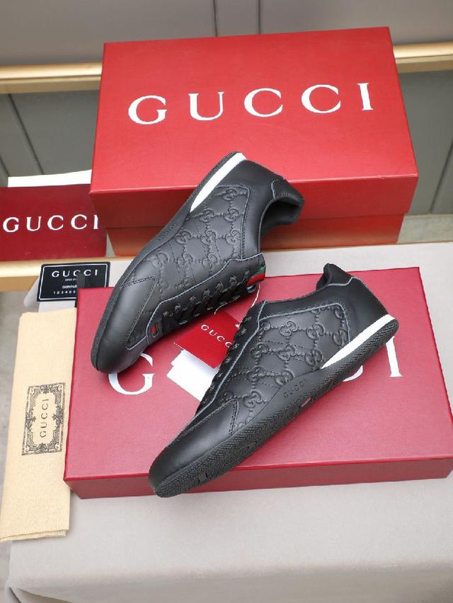 牛反绒鞋面以现代方式诠释经典款式｜内里本白色苯染专用。