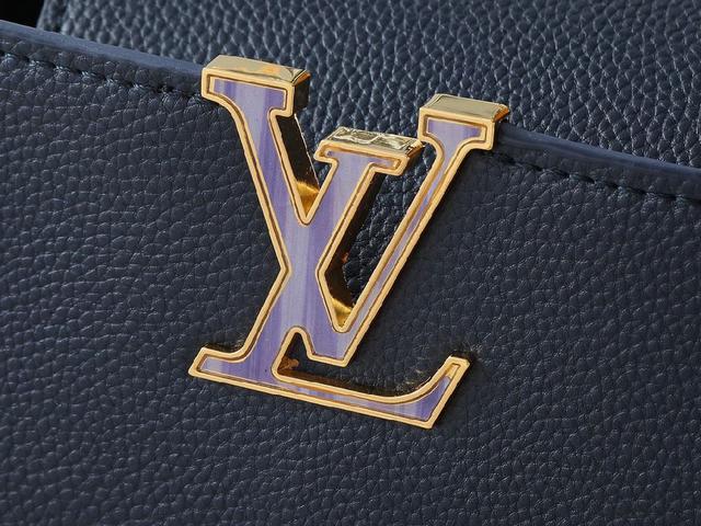 本款 Capucines BB 手袋援引 Harmony 系列的设计元素