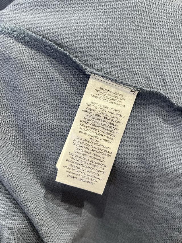 贴合手臂线条，不易变形卷边，细节处彰显品质；左胸处绣有品牌标志性小马刺绣，针脚细密精致