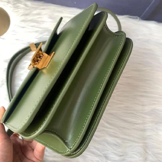 C192523绿色。CLASSIC小号手袋，附1条可调节及可拆卸