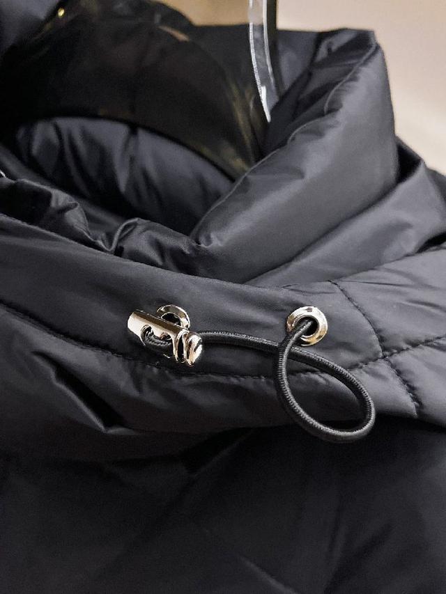 官网款2025秋冬新款羽绒服。这款号称羽绒服届最高端的，全部90绒