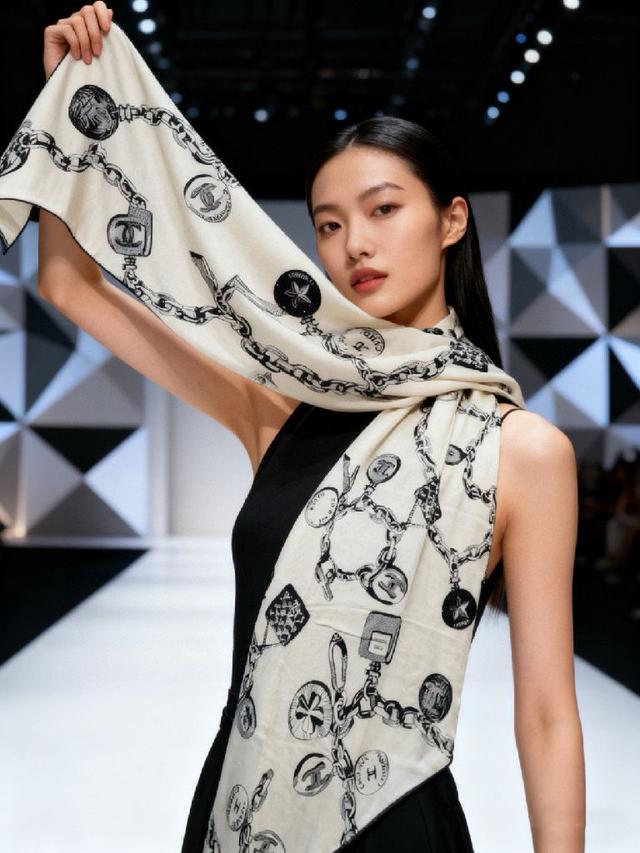 这款披肩采用经典山羊绒和真丝混纺面料，柔软轻盈，佩戴方便