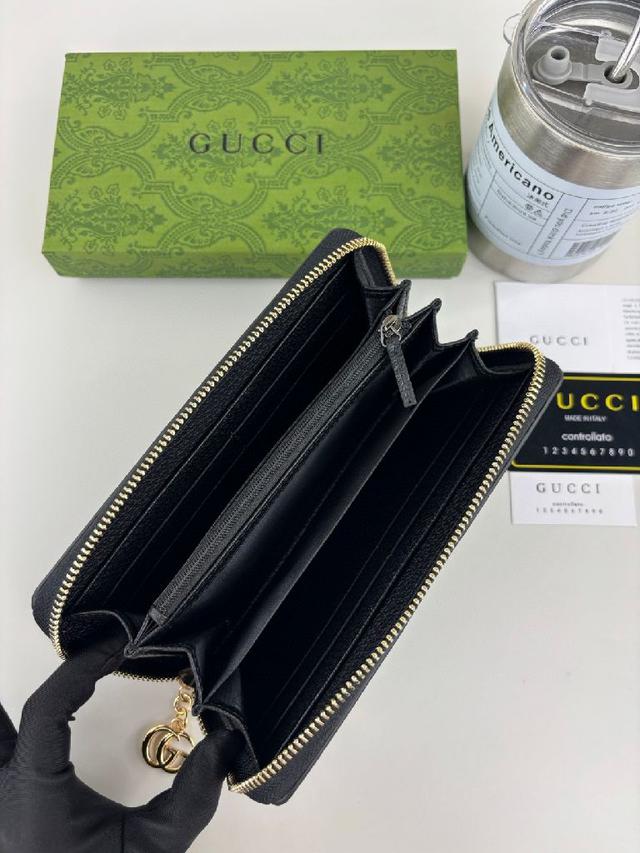 采用GG Supreme 猪纹皮 配以标志性双G 五金唛头，