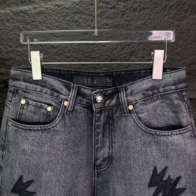 不同水洗质感的款式，对腿细腿粗人士十分友好，微喇的版型