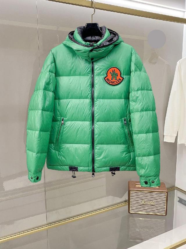 2025秋冬新款羽绒服。这款号称羽绒服届最贵的，全部90绒的。带