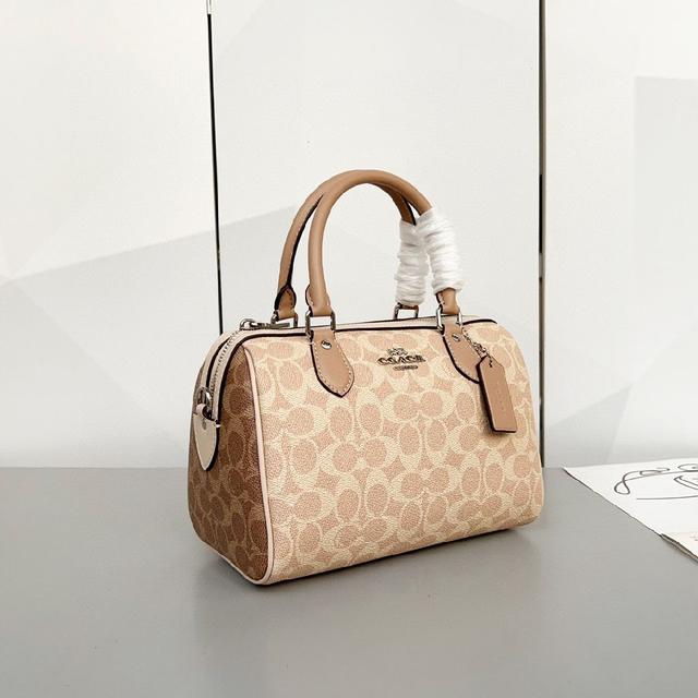 CH280 新版波士顿大号枕头包，手提斜挎包。自重非常轻