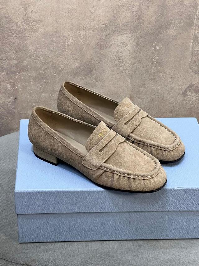 款经典三角标单鞋乐福鞋
