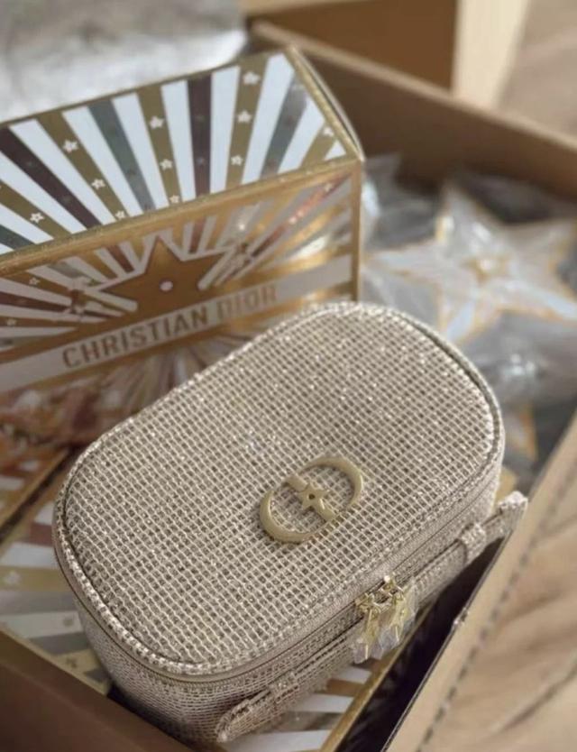 🎄 Dior 聖誕限定 華麗登場｜閃耀節日 典藏金色星光包🎄