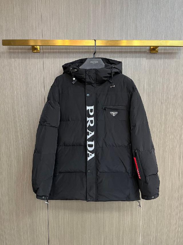 这款号称羽绒服届最贵的，全部90绒的。带着经