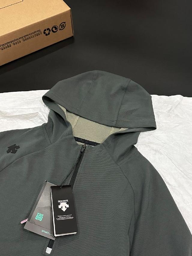 迪桑特新款长袖翻领Polo衫， 高周波压标logo干净舒适，