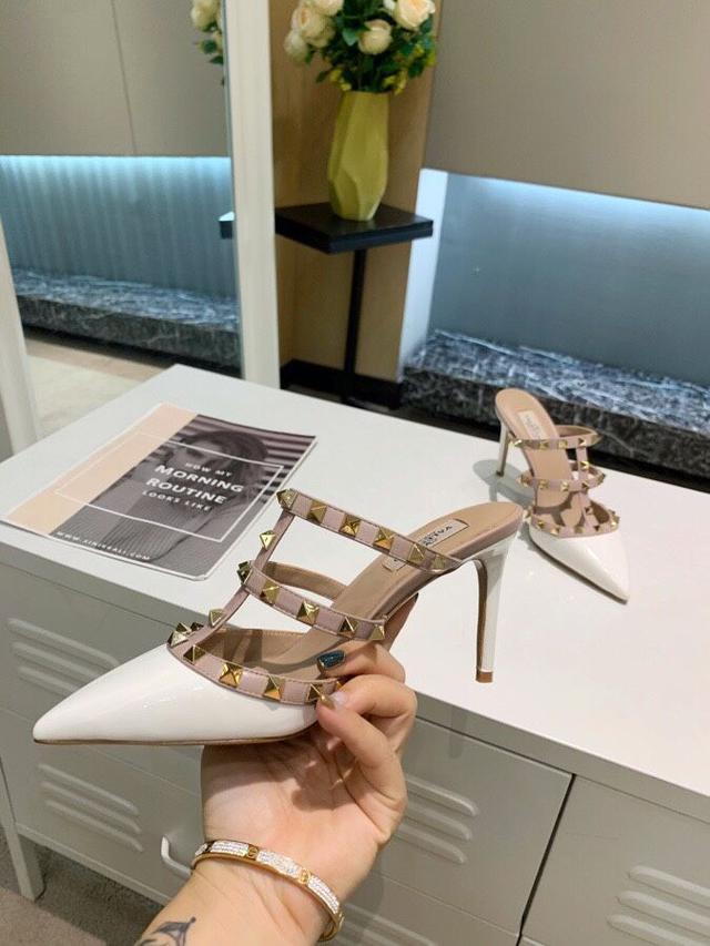 铆钉尖头拖鞋，尖头+铆钉点缀完美结合