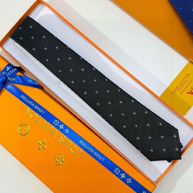 以同色调手法演绎的更显雅致风范。让男士可以充分展示自己个性。