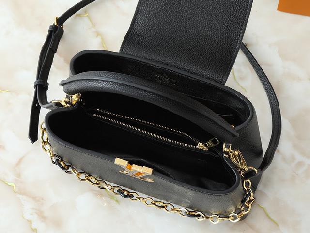 本款 Capucines 中号手袋出自 Harmony 系列，以装饰