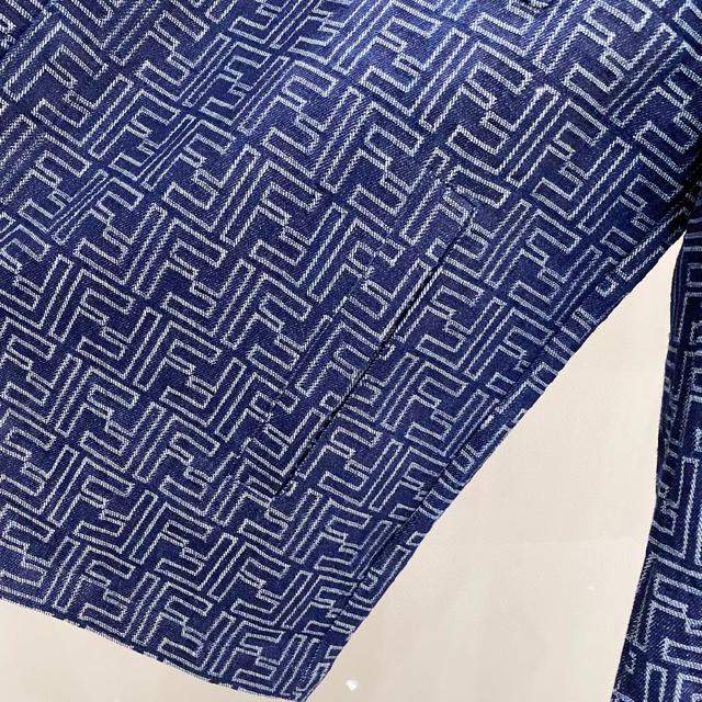 轻熟百搭，版型剪裁干练利落，上身瞬间凸显出精神感，型款十足