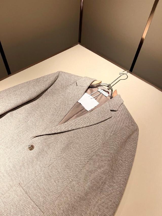 采用定织定染格纹面料，全身多处对位拼接操作，面料损耗极大。相对老款