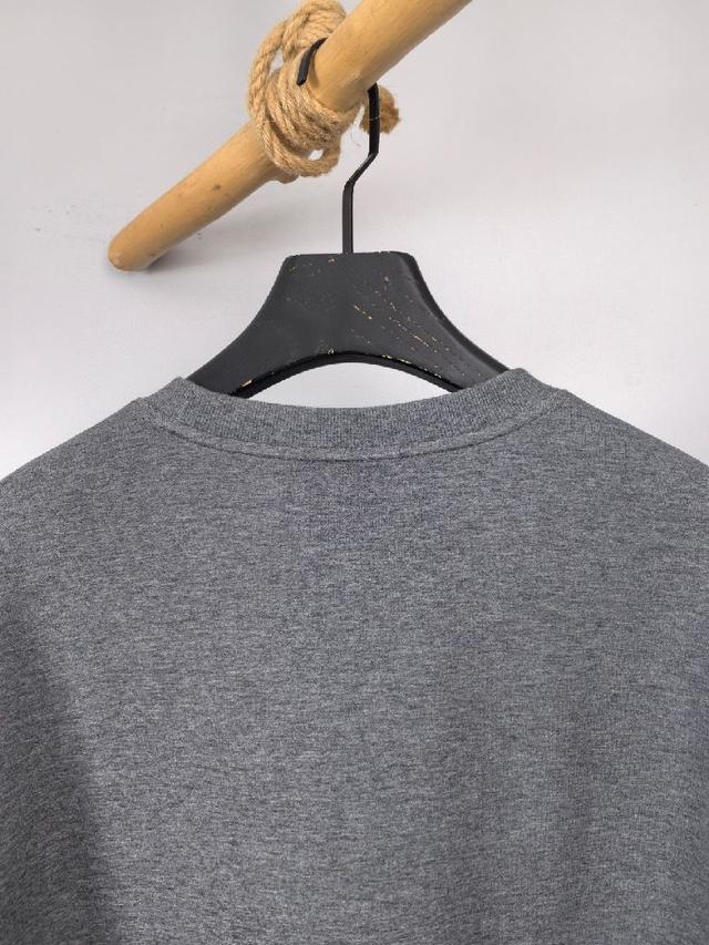 新款设计感卫衣  官网同步！这款T恤极简主义设计