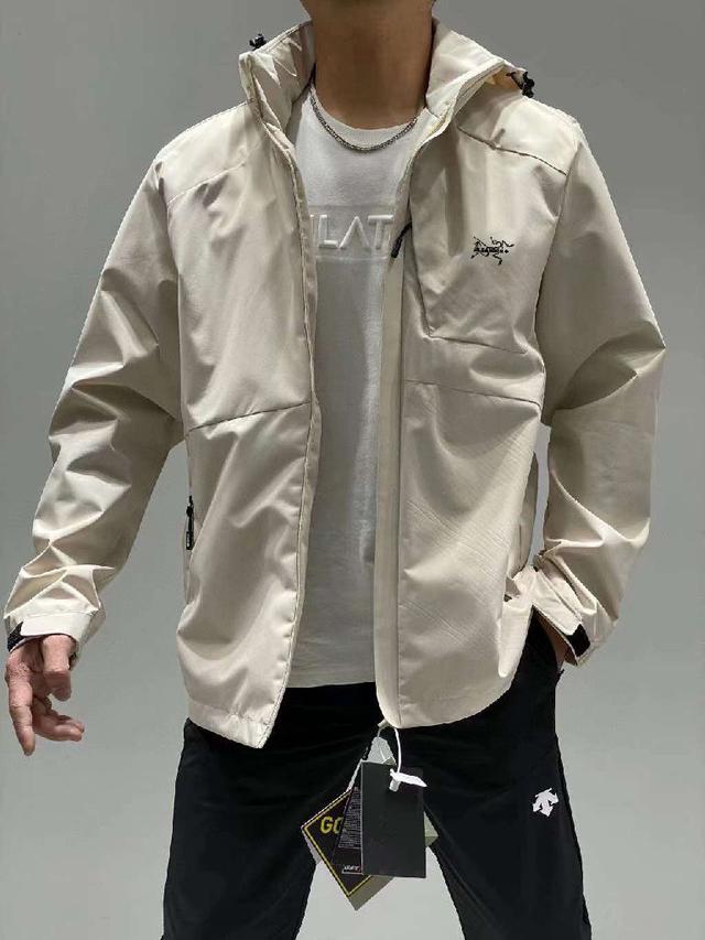 高度复刻，绝对是一款不可多得的好冲锋衣 ！！是一款横跨所有年龄的经典款百搭这个款是长青款