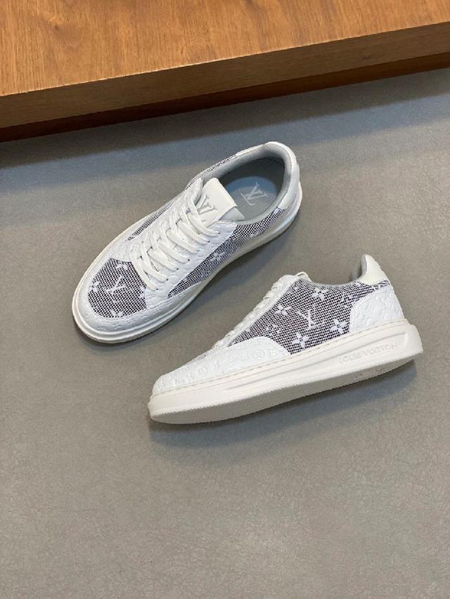 新品男士高端休闲运动鞋，选用进口头层牛皮拼接印