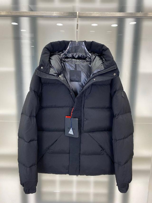 Madeira羽绒夹克是功能性衣橱的常备单品，采用Longue saison尼龙制