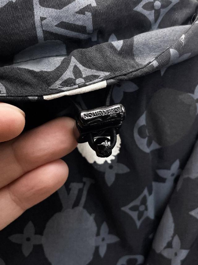 新款羽绒服。这款号称羽绒服届最贵的，全部90绒的
