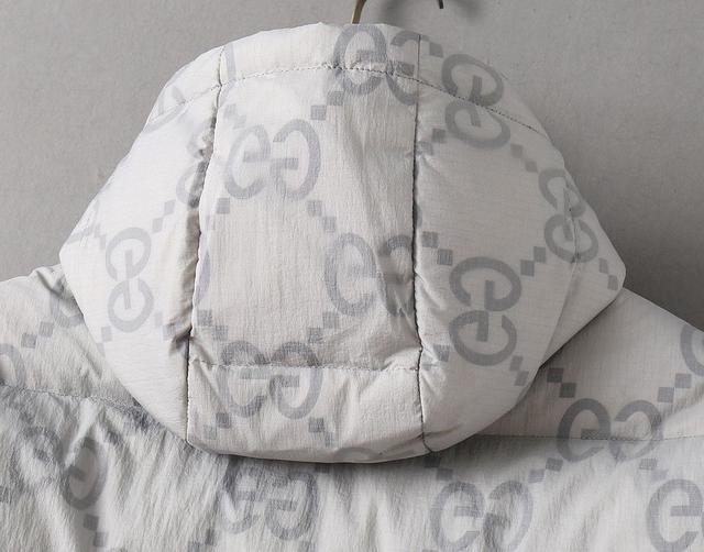 秋冬新款羽绒服。这款号称羽绒服届最贵的，全部90绒的