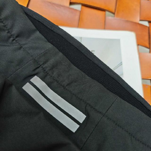 冬季男士连帽夹克羽绒服外套.......饰有袖臂毡毛刺绣设计