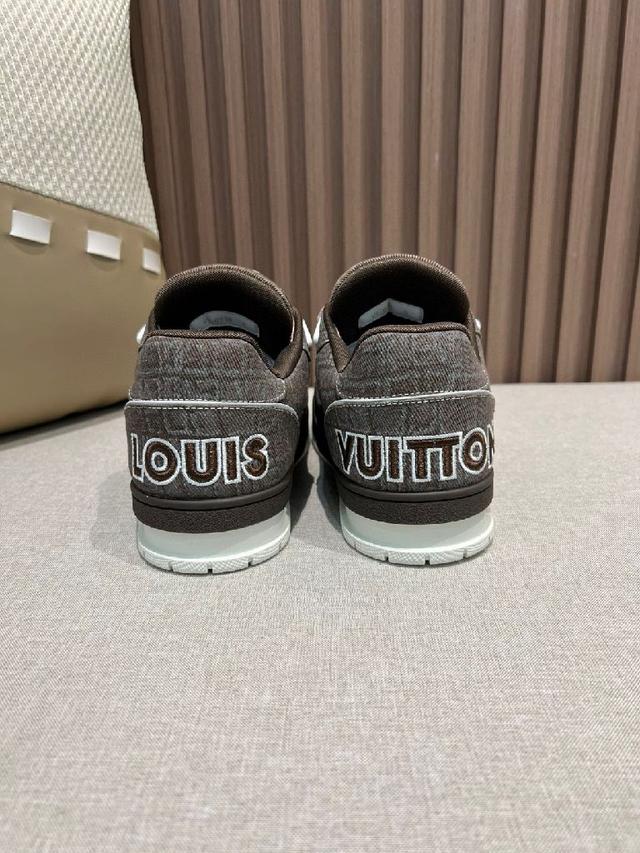 采用头层牛皮制成，进口定制专用印花牛仔布包裹，粗鞋带系带设计