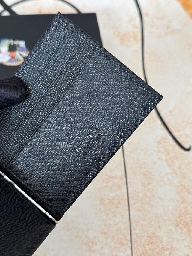 prada 独家实拍 票夹 十字纹牛皮 中间金属夹  简单易用