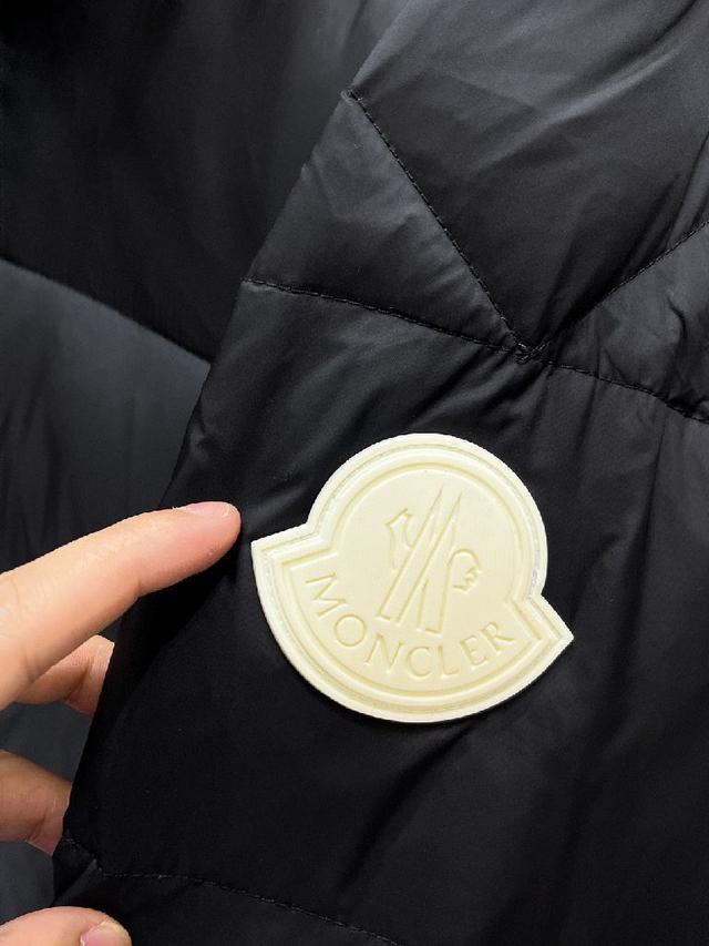 官网款新款羽绒服。这款号称羽绒服届最高端的，全部90绒