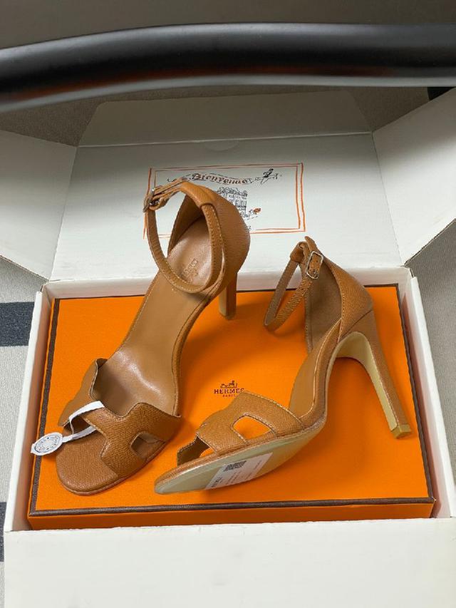 皮具和成衣系列浸染渐变色彩，铺陈小牛皮鞋面和未来主义