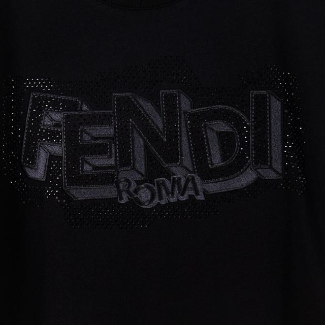 格纹与纯色设计巧妙交融的印花图案。圆领款式，呈现休闲版型