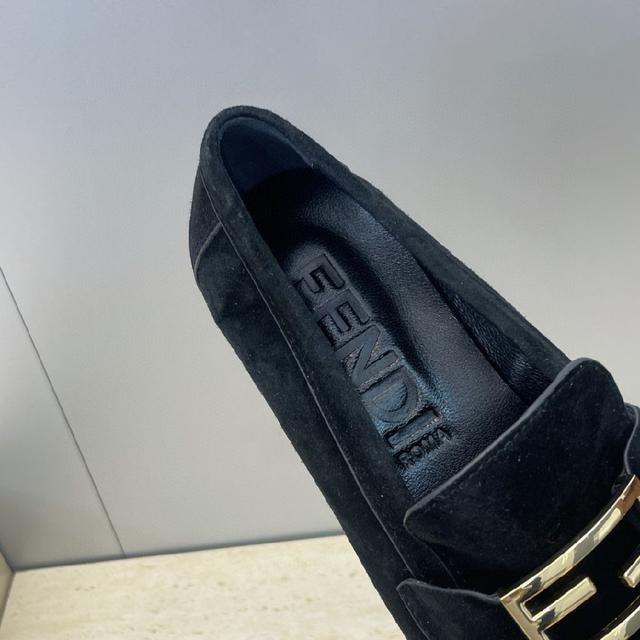 有一定厚度增高显腿长！透体透气 舒适的小牛皮