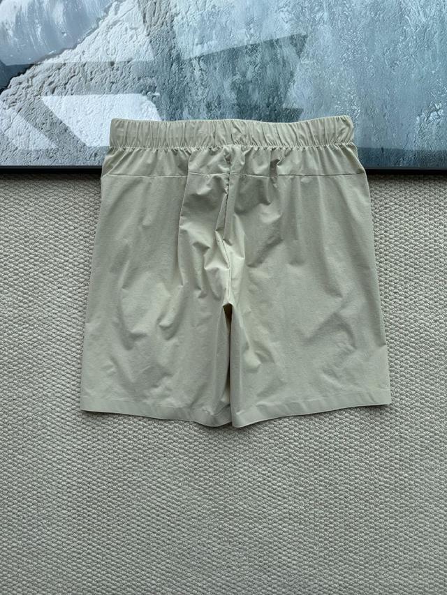 大方又不失时尚感。衣服上精致的品牌标识低调而独特，增添细节亮点