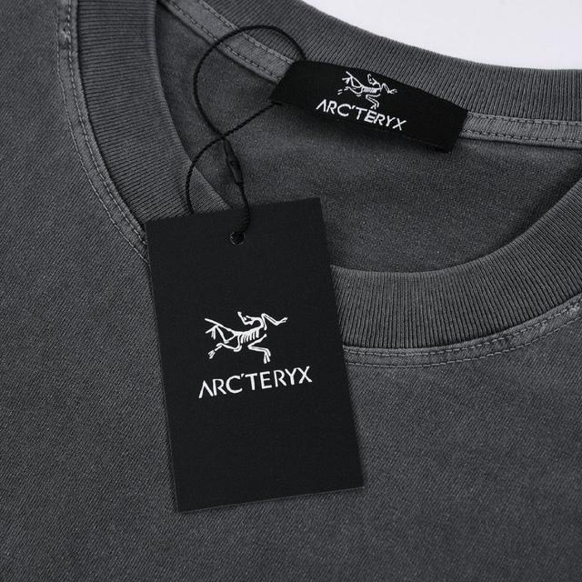 • 设计：正面印有圆形的品牌主题印花，袖子带有品牌标识，做旧水洗工艺带来复古做旧的质感；