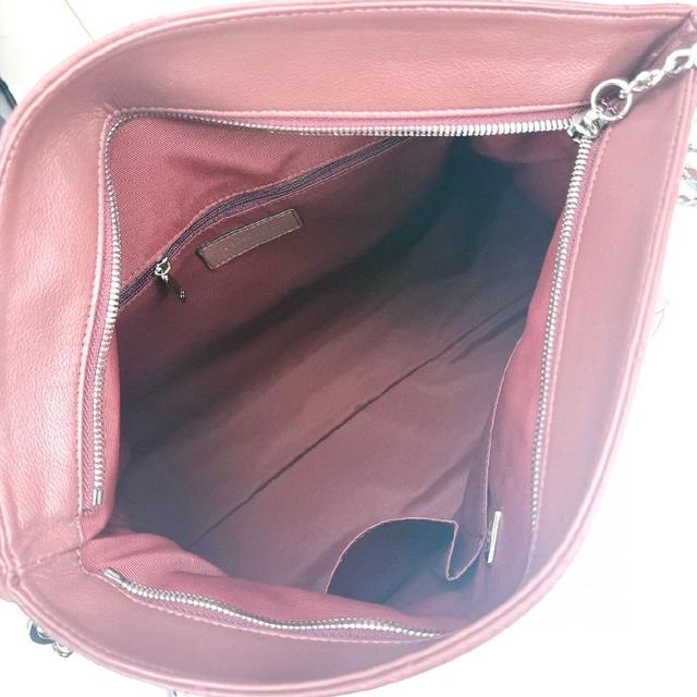 双C Logo搭配皮穿链，奢华又吸睛。