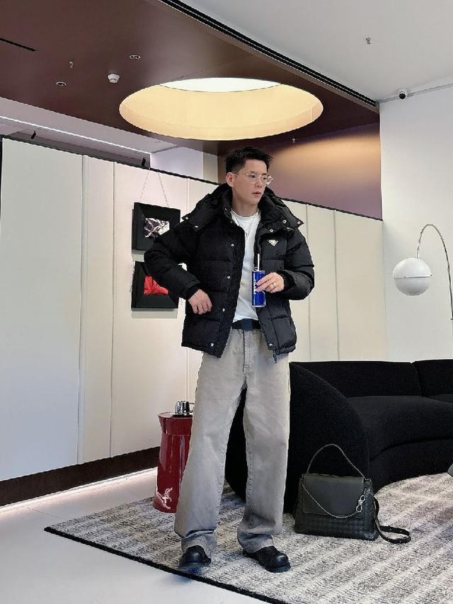 Moncler的品牌精髓。此短款羽绒夹克演绎鲜明廓形，配有可拆卸兜帽和可调节下摆