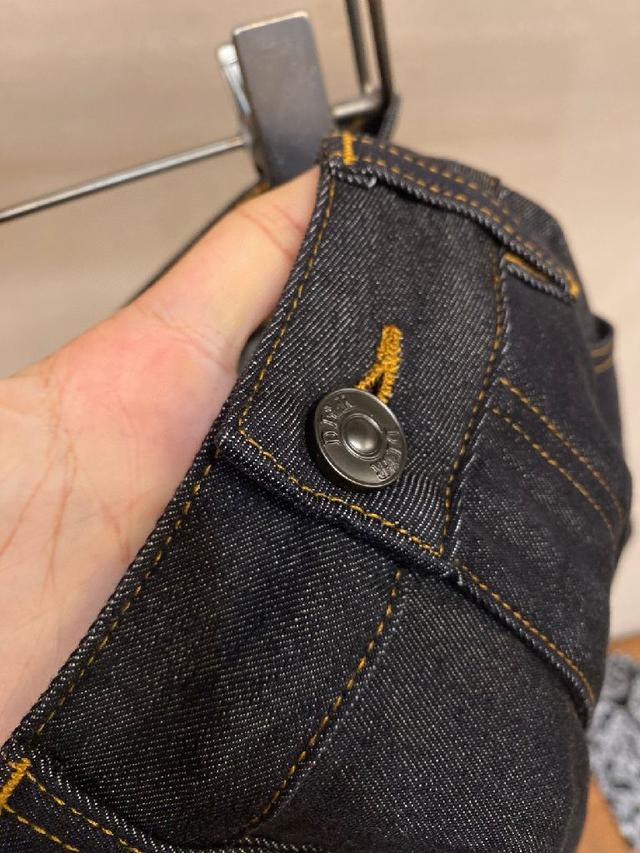 深浅过渡间流露随性格调，适配多元穿搭场景。版型利落挺括，