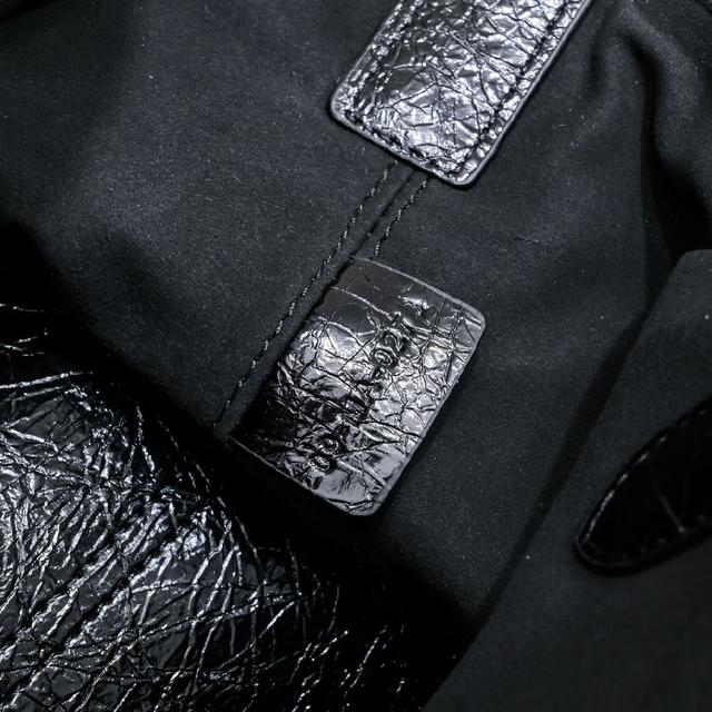 Dior Toujours 手袋休闲实用，别具一格。采用绳米色牛皮革