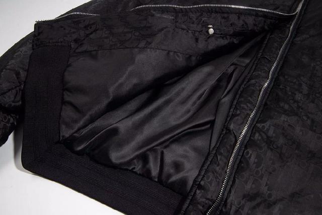 面料采用30%羊毛，70%棉纱绲纺织出，原版定染定织。刺绣采用