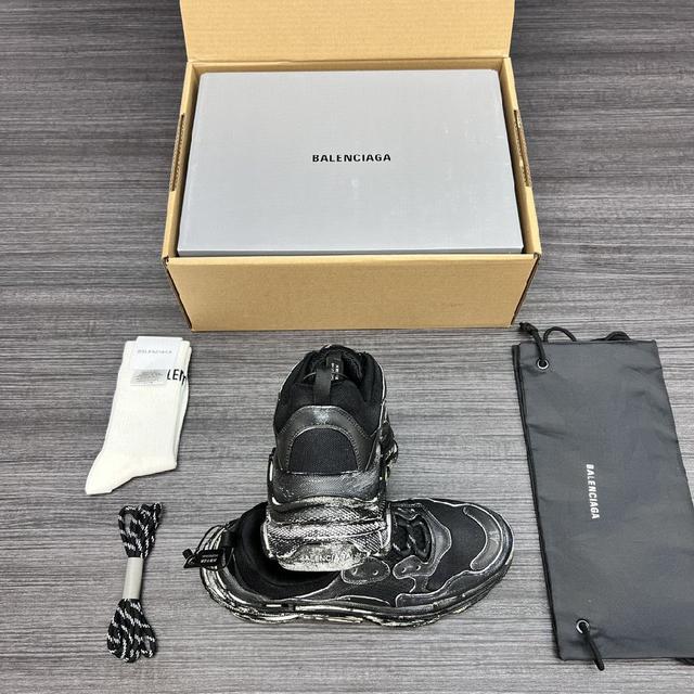 一代巴黎世家 原版复刻 无限还原ZP正确字体粗细、位置、大小 ，正确侧