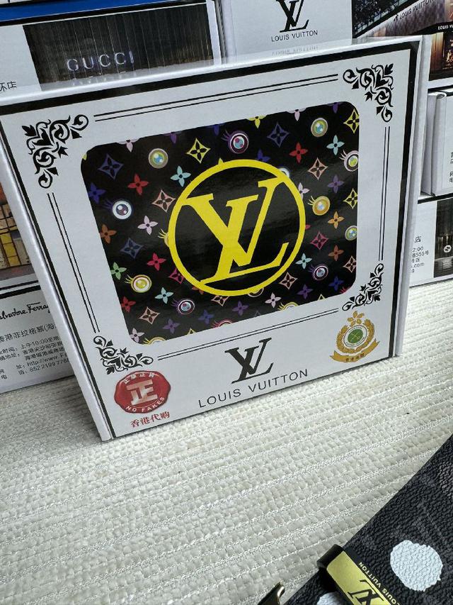 证真皮，24K纯钢扣，专柜原单品质、做工精细，时尚大牌，送人自用首选