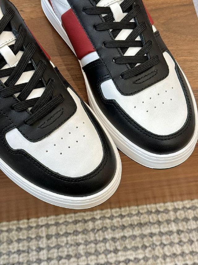 糅合80年代元素，尽显复古风格，舒适起步，同频携行