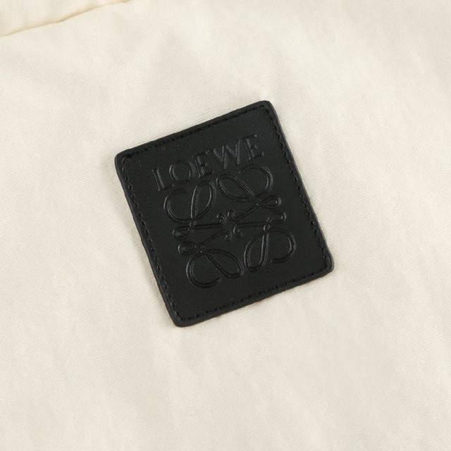选用90白鸭绒，克重达190g，确保保暖性能卓越。绒子经过严格筛选与处理之后