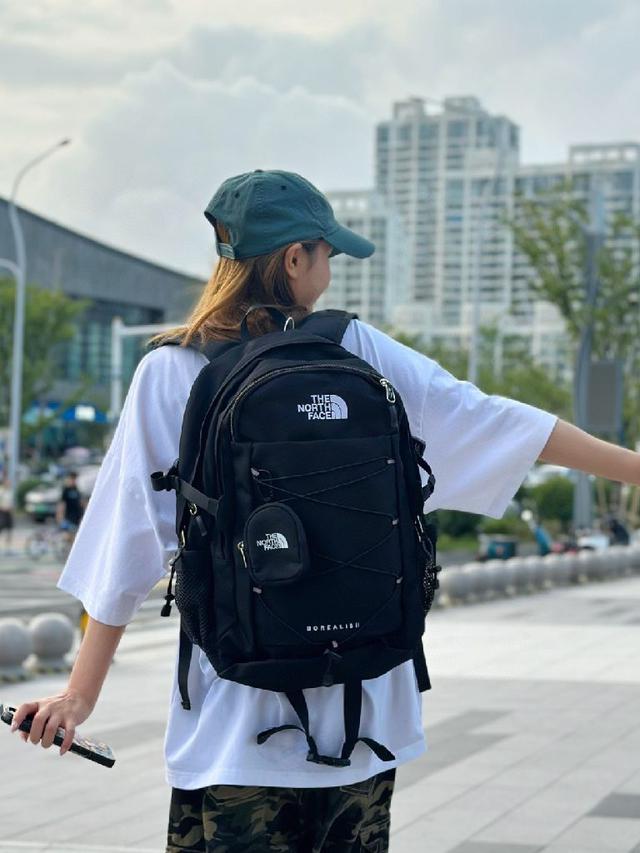 包包质量超级好 用料厚实。 拿到手就知道不是小厂能比拟的