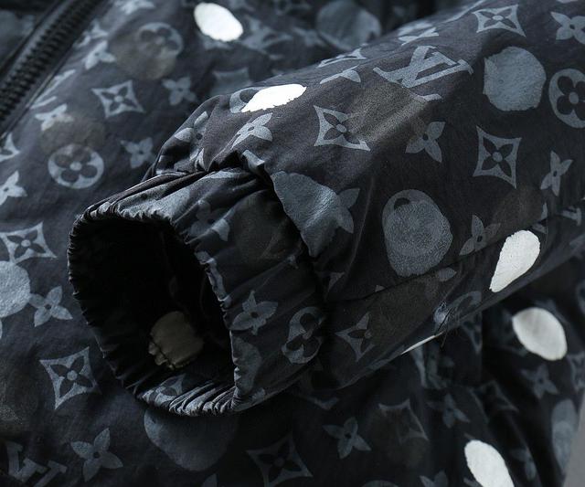 秋冬新款羽绒服。这款号称羽绒服届最贵的，全部90绒的。