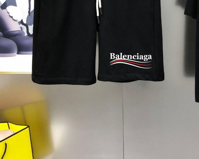 标准版型短袖圆领T恤。深蓝色纯棉材质。定制FENDI Roma1925印花