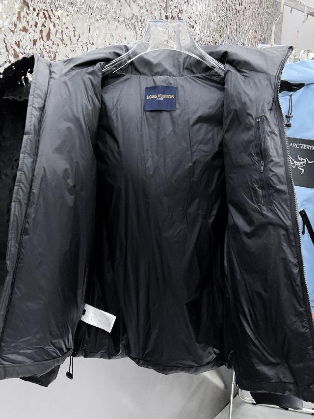 官网款2025秋冬新款羽绒服。这款号称羽绒服届最高端的