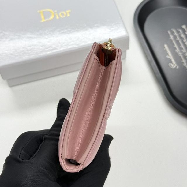 Dior 专柜最新款火爆登场！采用进口小羊皮，做工精致，