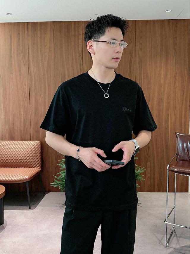 艺术化Logo：将LOEWE标志性Anagram回纹与单眼三角形