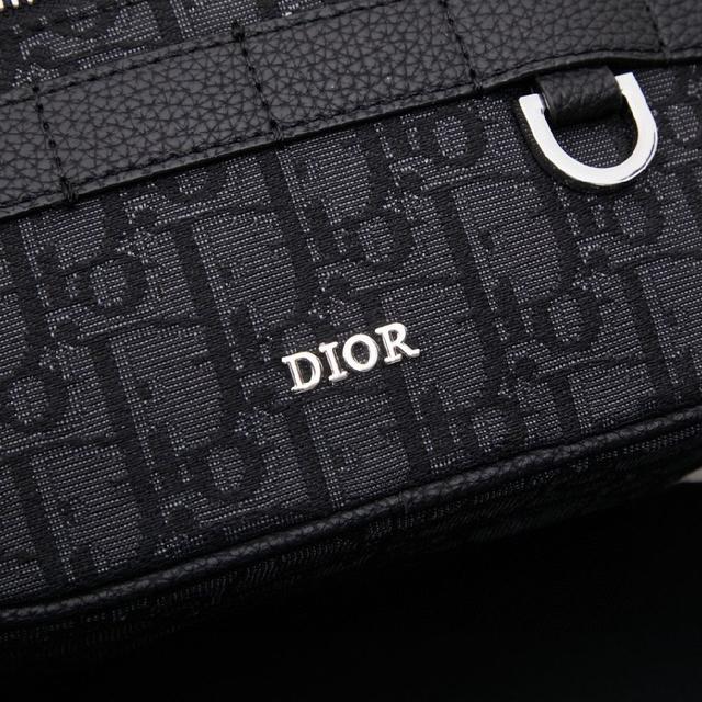 图案重现帆布印花的考究观感。耀目金属件、羊皮革内衬和铭牌共同印证